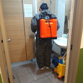 방역전문 업체 방문, 남,여 화장실  구석 구석 소독중